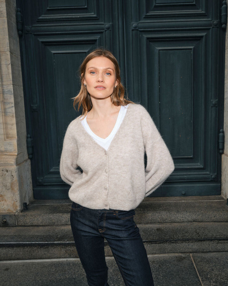 Modelshot / Feather Gray / Detail