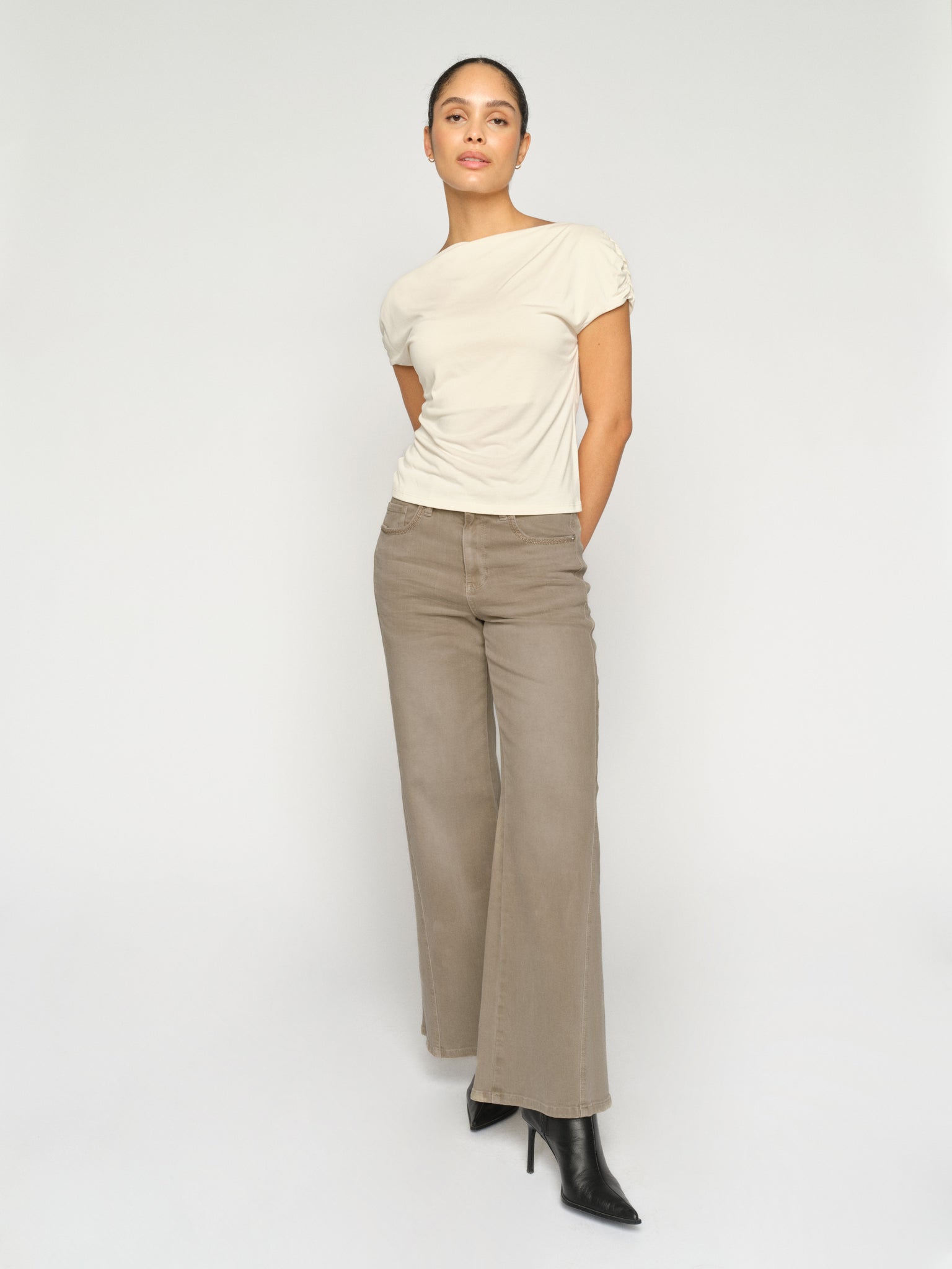 Modelshot / Light Grey / Detail