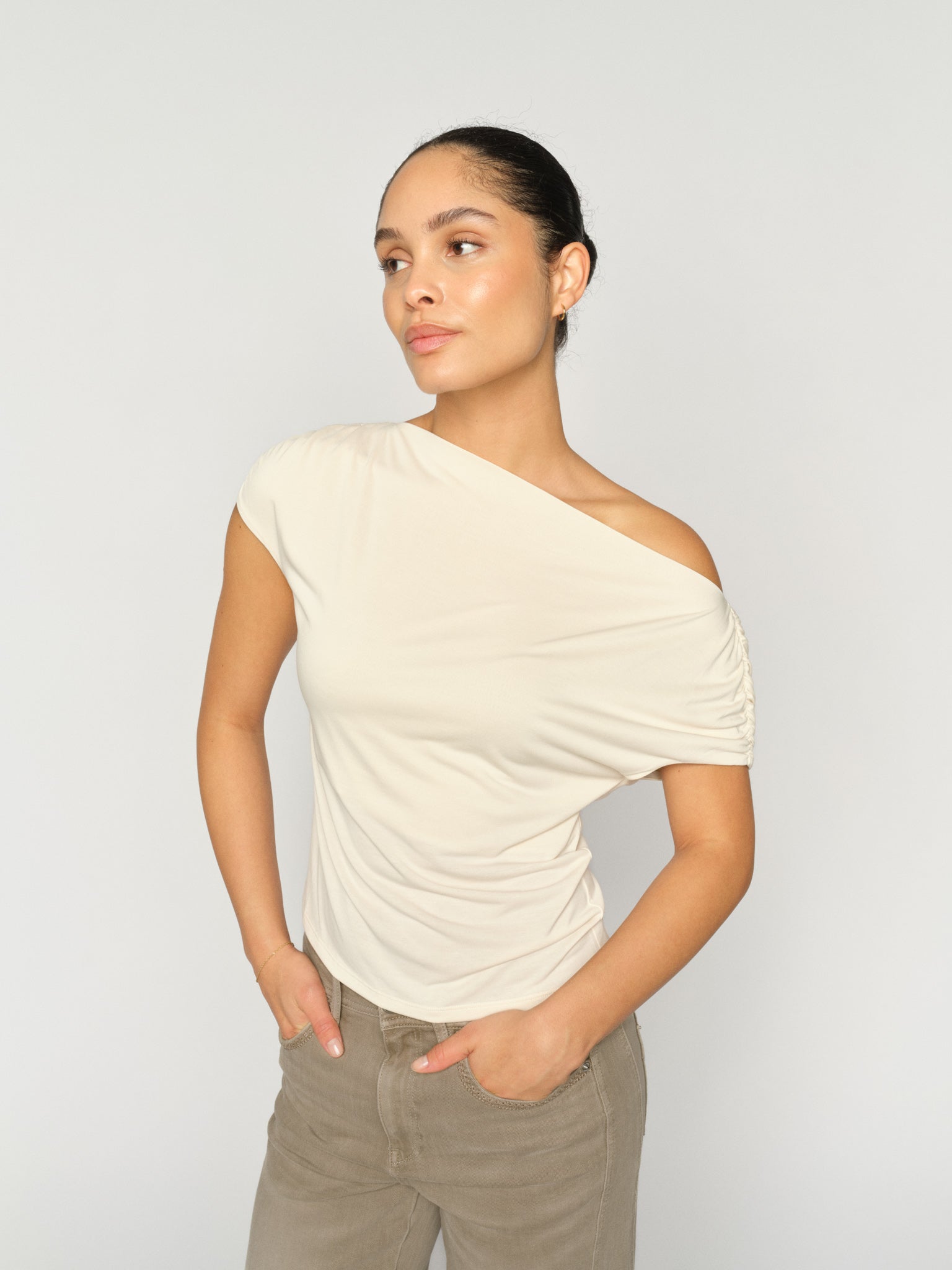 Modelshot / Ecru / Detail