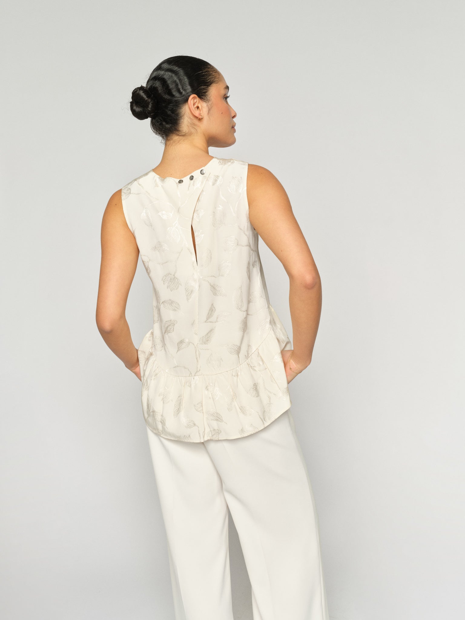 Modelshot / Ecru / Detail