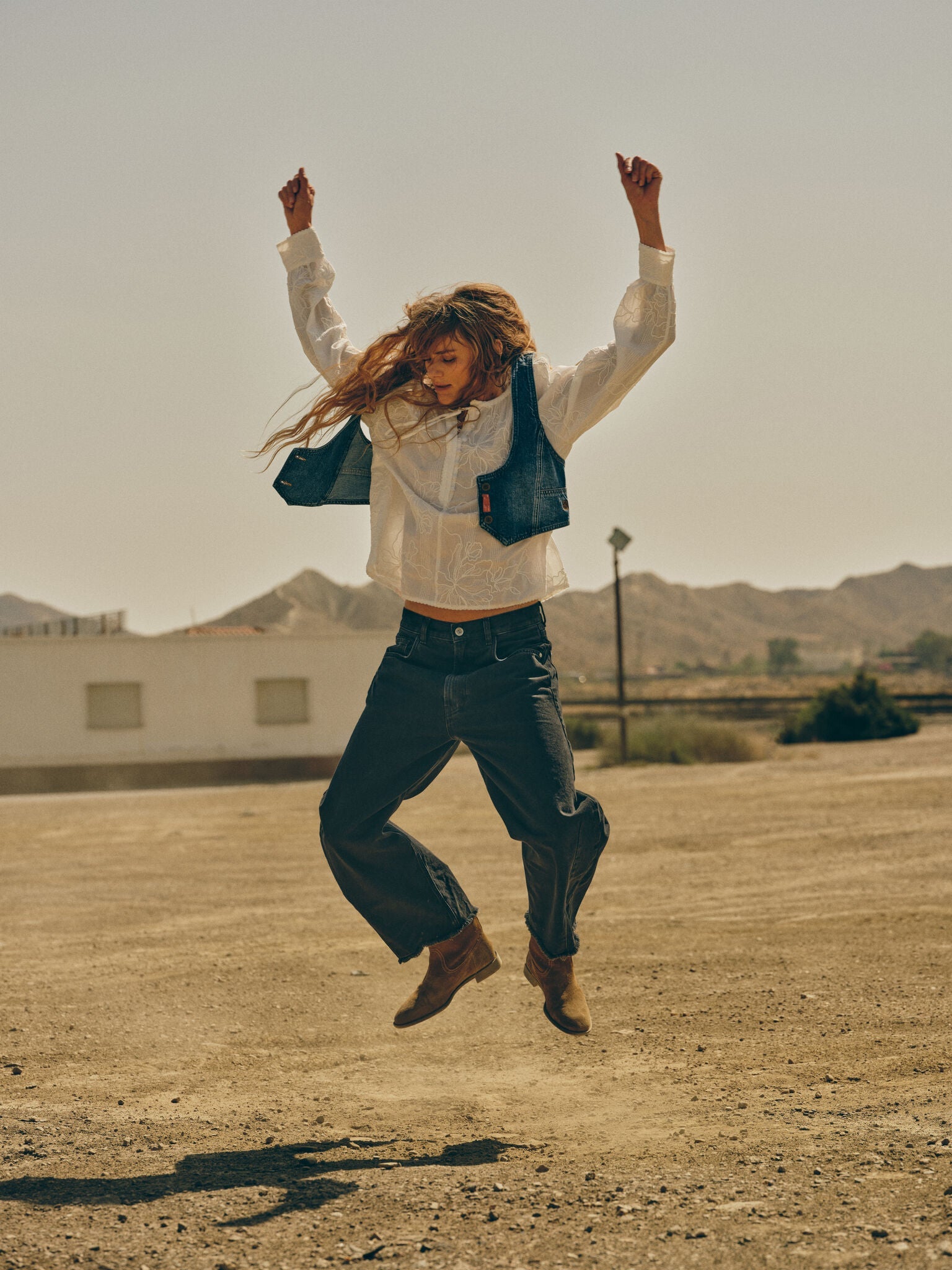 Modelshot / White / Detail