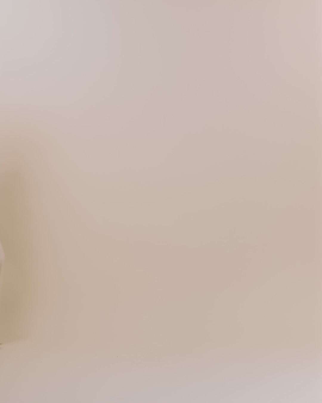 Modelshot / White / Detail