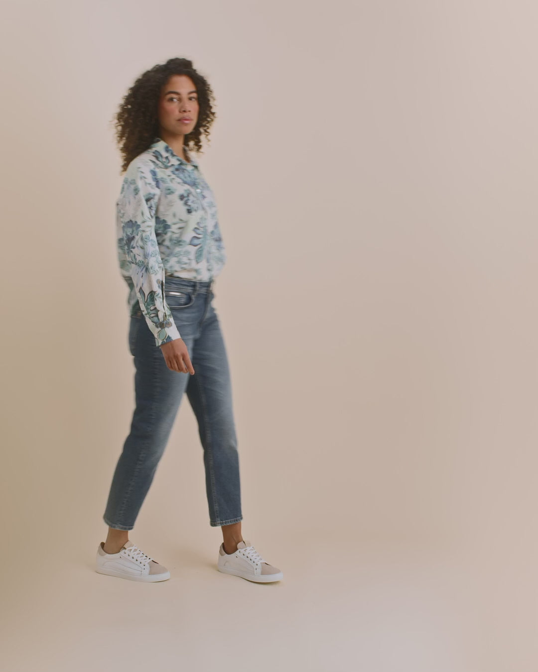 Modelshot / Mid Blue / Detail