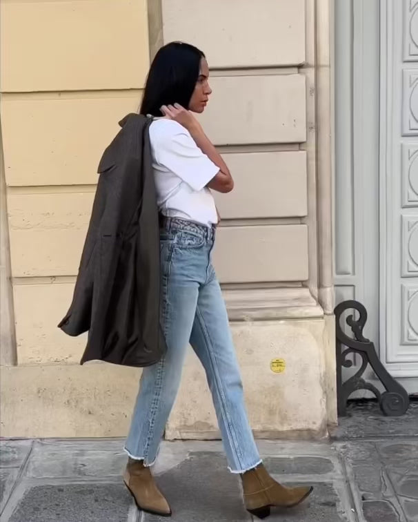 Modelshot / Light Blue / Detail